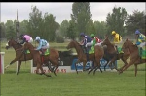 LADY NAYA (por dentro de Rosa) ganando en Tarbes (Foto: www.pmu.fr)